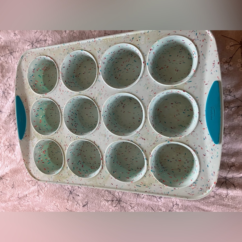 Used Trudeau Blue Confetti Easy Release 12 Muffin Baking Pan in good condition.
